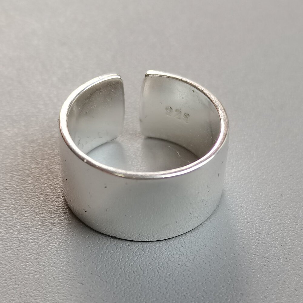 Almost new simple and fashionable silver ring for women